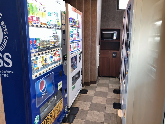 自動販売機(ドリンク、軽食、お菓子、お酒、タバコ、電子レンジ)