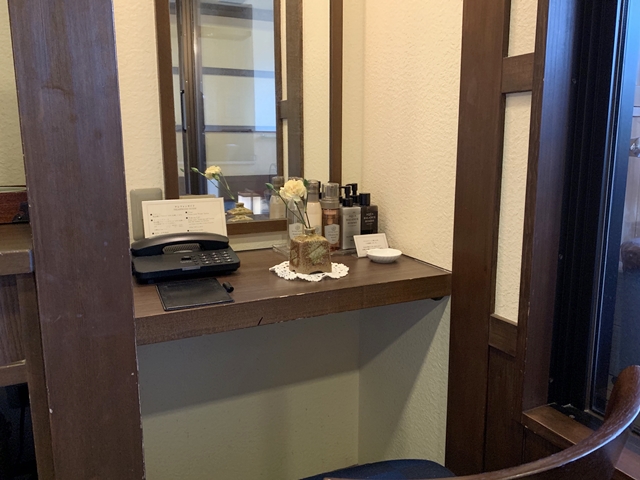 デスクはありませんが、ドレッサーがありました。