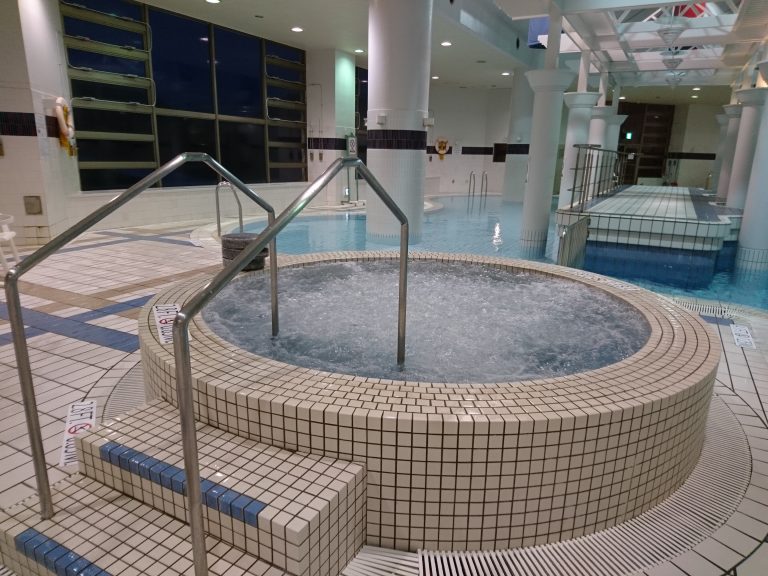 室内プールジャクジー