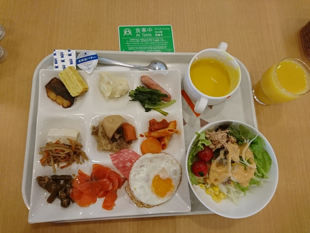 食事中は緑のプレート、帰る時は裏返す