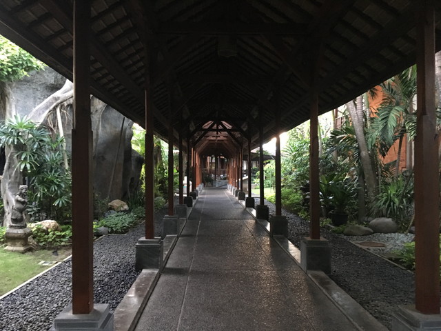 客室棟までの廊下