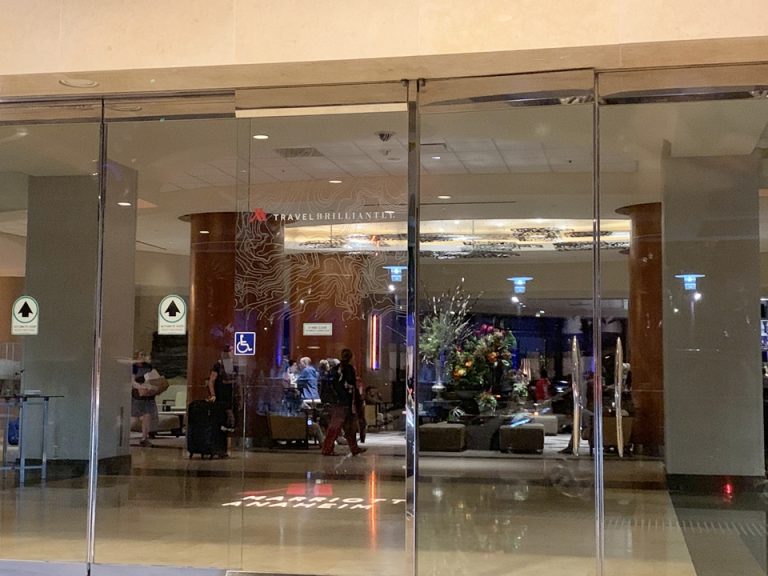 エントランス外観 (1)