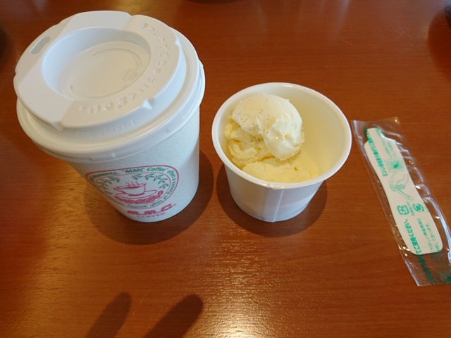 テイクアウトOKのコーヒーとアイス