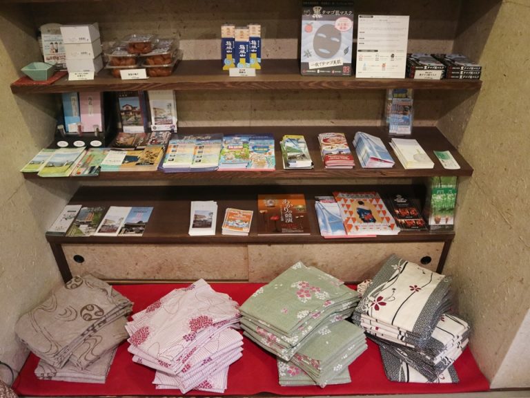 プチ売店、女性はここから浴衣を選びます2