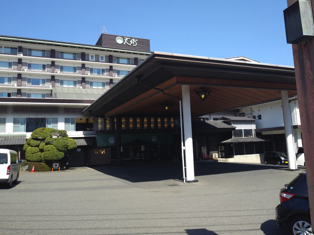 門からみたホテル copy