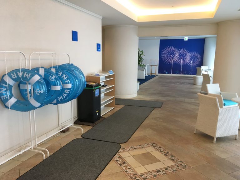 プール受付では無料で浮き輪が借りられます。