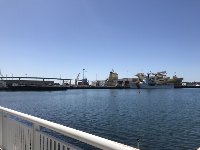 通の船の前膊しているのが見えるビーチ