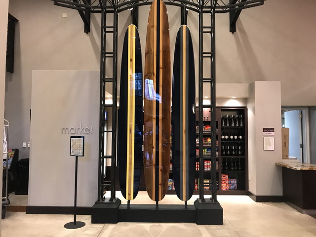 ホテルエントランスすぐにサーフィンボードが出迎えてくれる