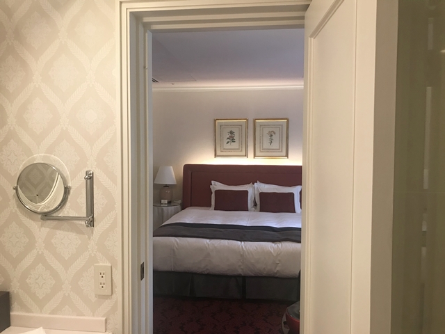 バスルームから見た部屋