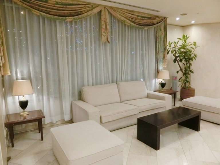 2階フロントソファ