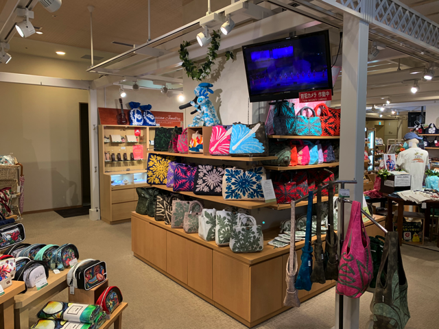 ハワイアングッズが所狭しと並べられています。