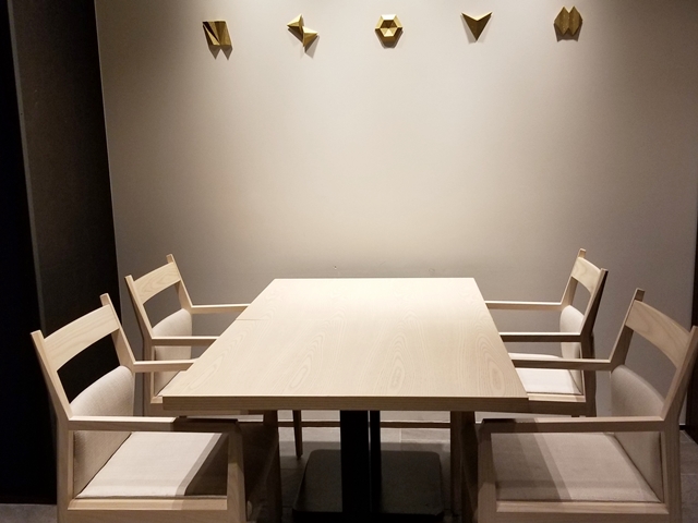 客席一部 間接照明で雰囲気が出ています 1