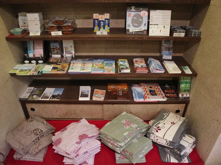 プチ売店、女性はここから浴衣を選びます