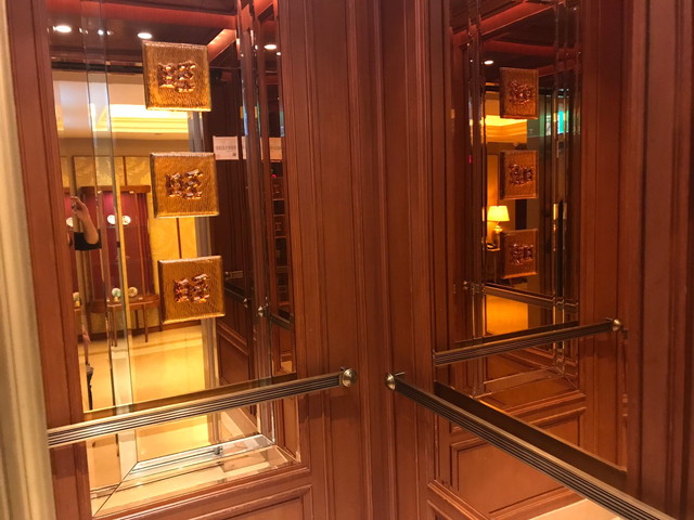 エレベーターの中