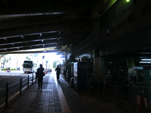 新大阪駅高架下バス停 地下鉄出口2番 copy