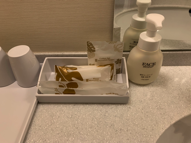 アメニティは歯ブラシとヘアブラシ、髭剃り、化粧コットンと綿棒がありました。
