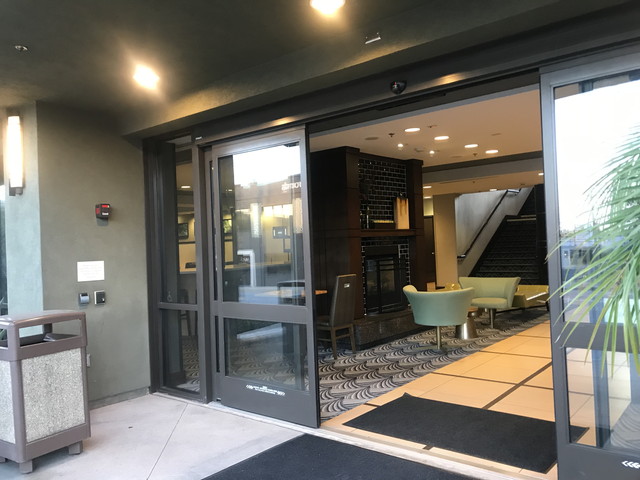 ストリート側エントランス