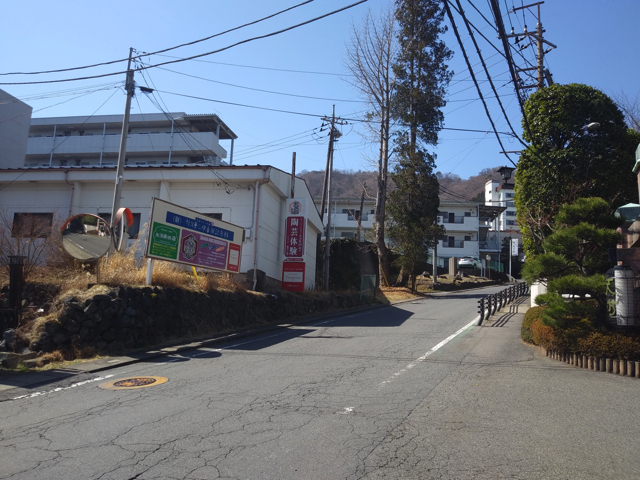 門からみた右側上り坂です copy