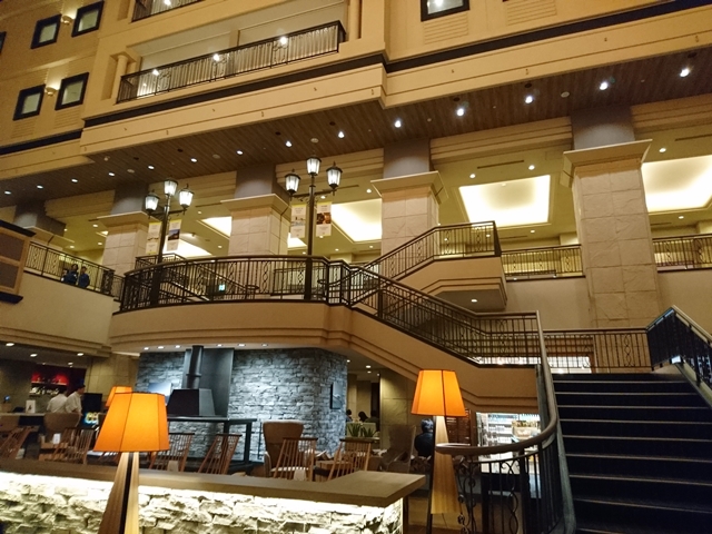 ロビーから2階に続く階段