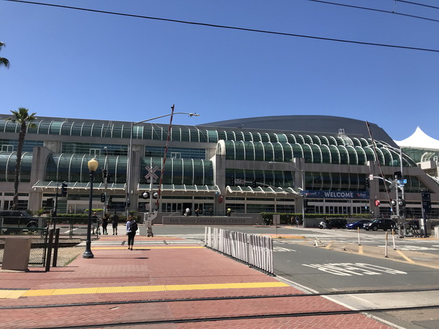 コンベンションセンター線路を挟んで