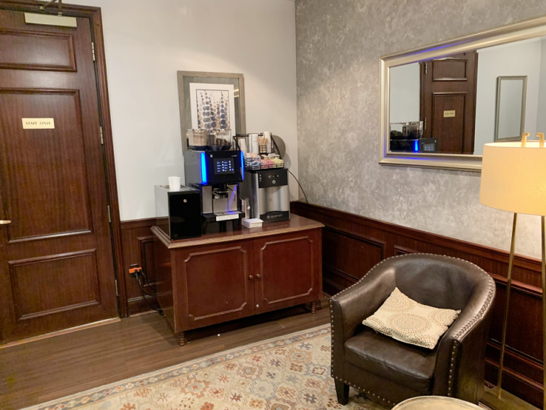 ロビーのコーヒーマシン