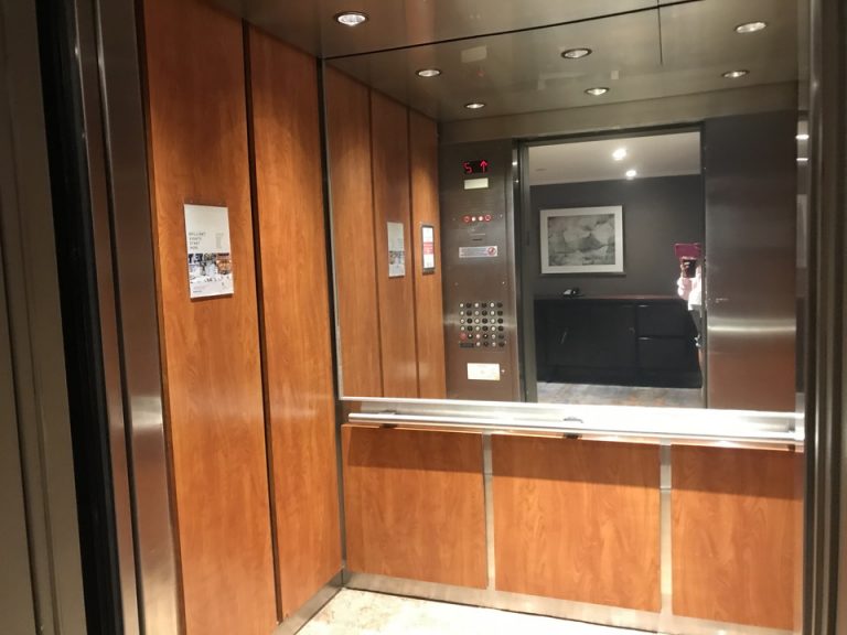 エレベーター内