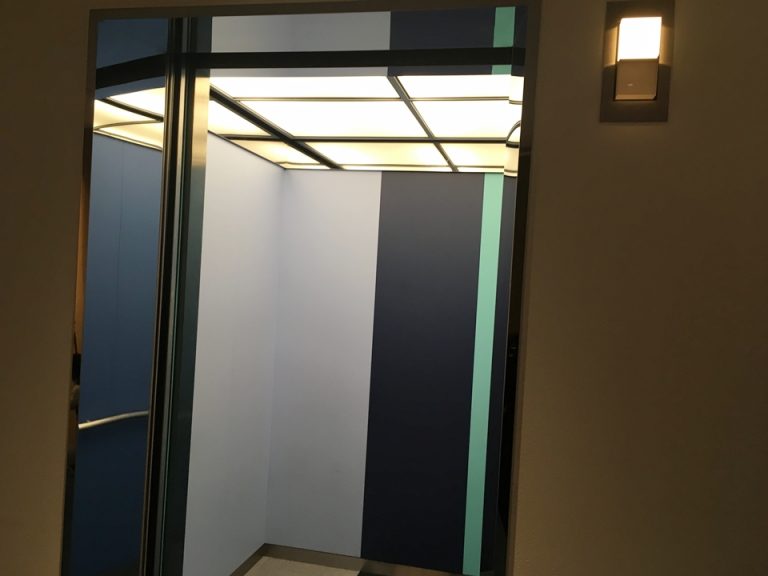 エレベーター内