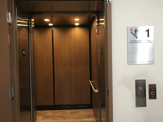 エレベーター内