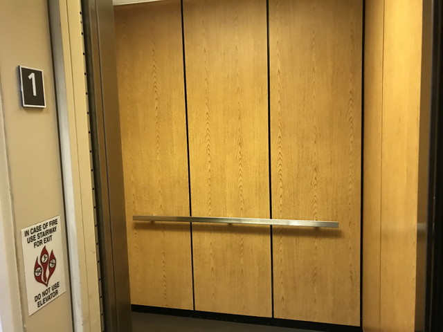 エレベーター内