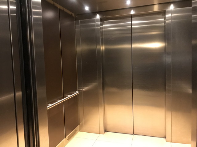 エレベーター内