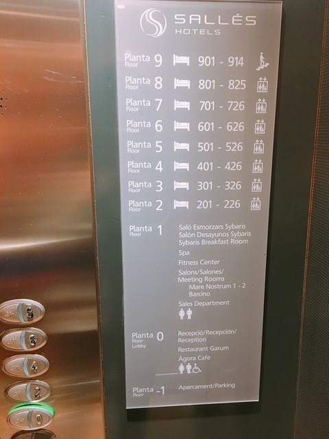 エレベーター内