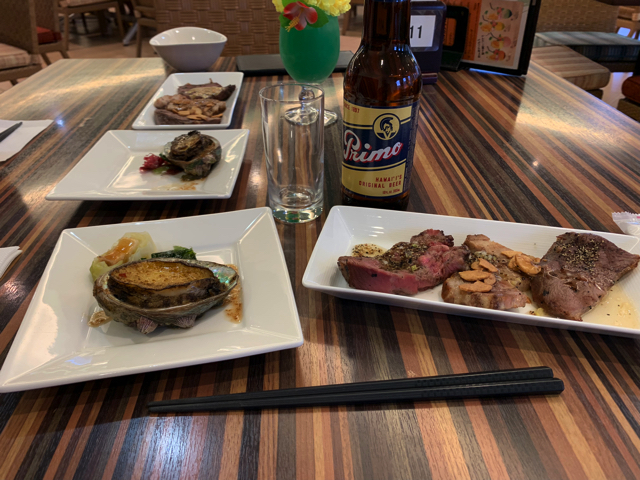 夕食ブッフェ。今回はアワビの特別料理でした。ロブスターの時もあるようです。三種のお肉、牛肉、豚肉とラム肉も絶品でした。