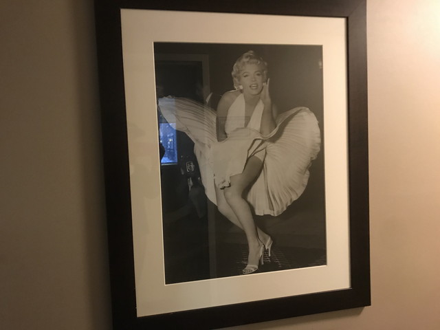 ホテル廊下 かけてある絵の一部