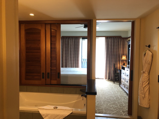 浴槽横の窓があいてベッドルームがみえます