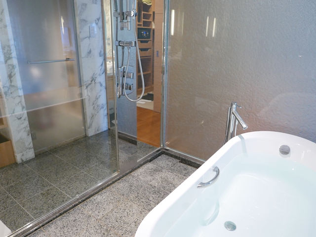 バスルーム内から入口2