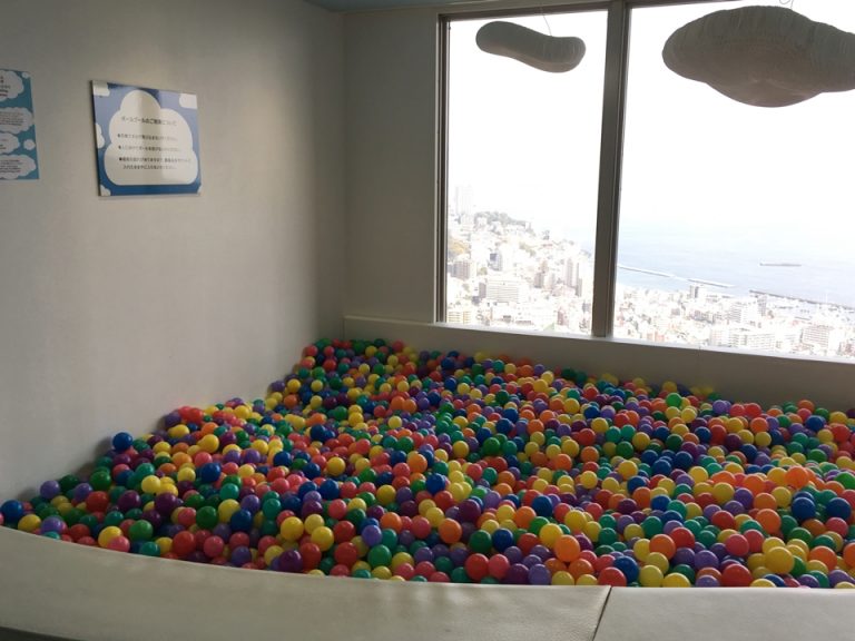 キッズルーム内、ボールプール