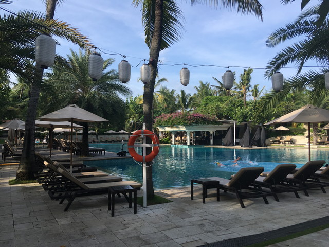 レストラン付近のプール