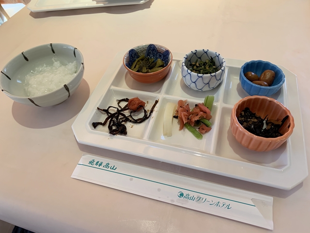 4皿目のプレートは、煮たくもじ、ほうれん草のおひたし、なつめ甘露煮、昆布、梅干、漬物です。