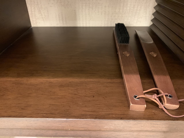 靴べらとブラシ