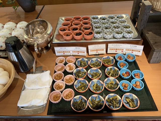 小鉢の五目ひじき煮、飛騨の煮豆、煮たくもじ、ほうれん草のおひたし、なつめ甘露煮のコーナーです。
