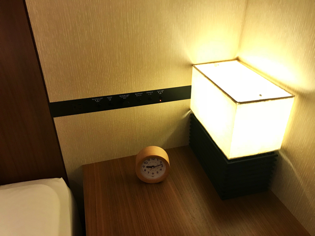 ベッドサイド-コンセントあり