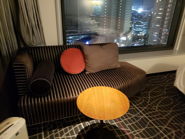 TV奥小部屋のソファとテーブルです