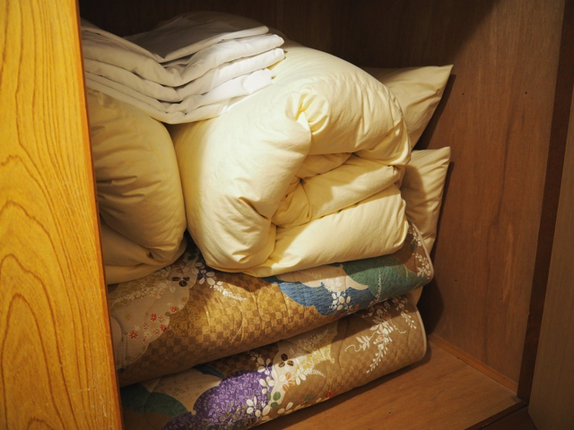 押し入れ外観 開けた状態 上段は布団 copy