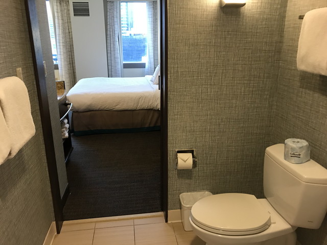 バスルーム内から客室方向