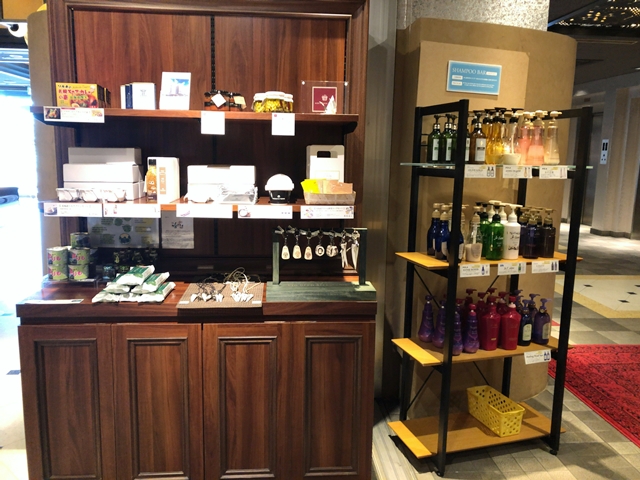 お土産コーナー①、選べるシャンプーリンスコーナー