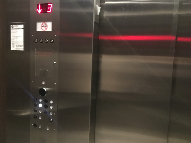 エレベーター内観、階層ボタン