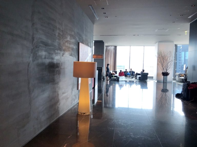 フロント階エレベーターからのロビー