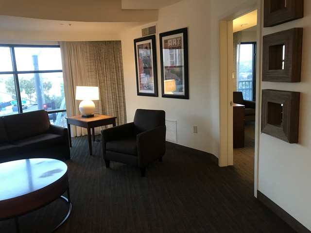 掛けてあるアートな絵が気分をあげてくれる