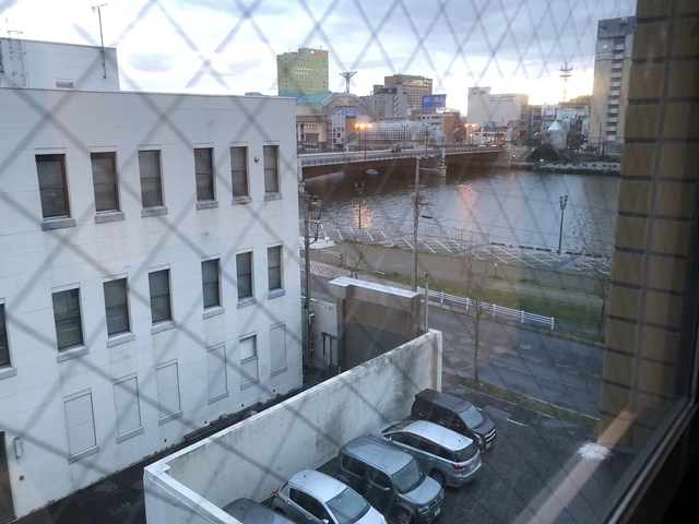 部屋からの眺望(夕方・運河方向)