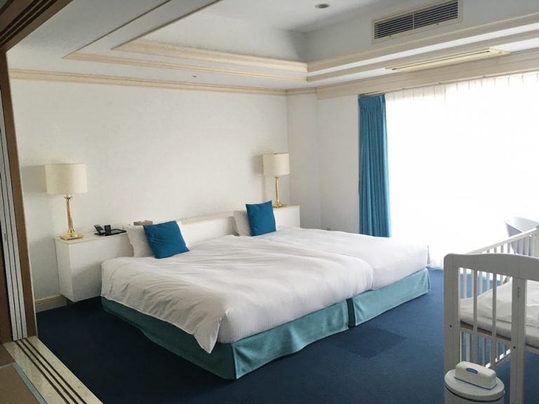 和室からベッド方向